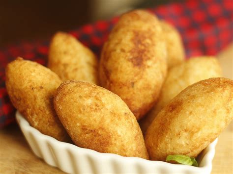  Bolinho de Macaxeira: Uma Guloseima Frita que Derrete na Boca e Encanta o Paladar com Sabores Tradicionais!