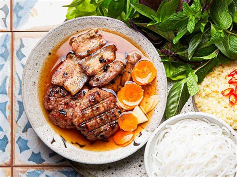  Bún Chả Hà Nội: Uma Sinfonia de Sabores Azedos e Picantes que Explodem na Boca!