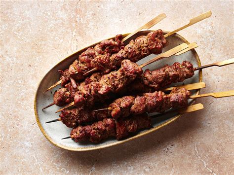  Cumin Lamb Skewers: Uma Explosão de Sabor Picante e Textura Macia!