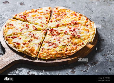  Tarte Flambée: Uma explosão de sabores cremosos e crocantes em um prato tradicional da Alsácia!