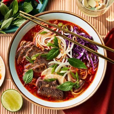  Bún bò Huế: Uma explosão de sabores picantes e aromáticos que te transportam para as ruas vibrantes de Huế!