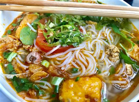  Bún Riêu Cua: Uma Sinfonia de Sabores Picantes e Refrescantes que Explodem no Paladar!