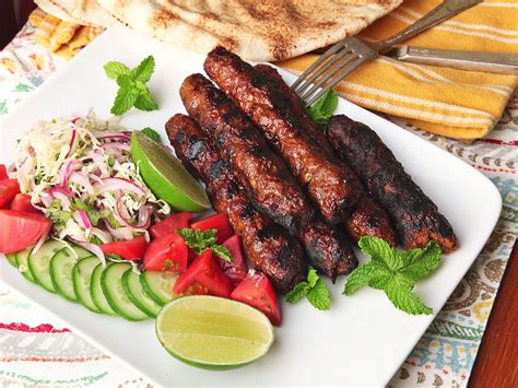 Seekh Kebab: Uma Festa Explosiva de Sabores Picantes e Aromas Inconfundíveis da Cozinha Pakistanesa!