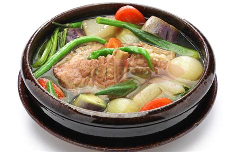 Sinigang na Baboy: Uma Explosão de Sabores Azedos e Envolventes em um Caldo Filipino Assustadoramente Delicioso!