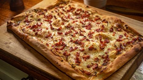  Tarte Flambée: Descubra a Sinfonia de Sabores em um Crocante Base de Pão Plano Grelhada com Toques de Creme Azedo e Bacon Crocante!